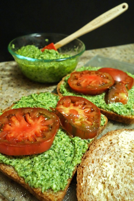 20140918-Bread-with-Pesto-and-Tomatoes